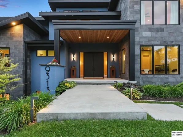 9313 Davenport St, Omaha, NE 68114