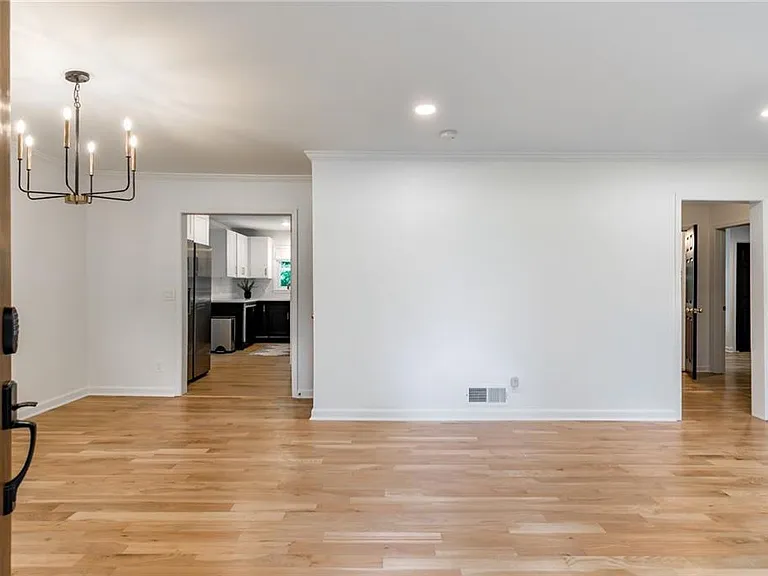2093 Wildrose Dr — Photo 4