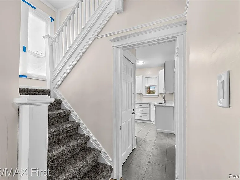 556 Leicester Ct — Photo 3