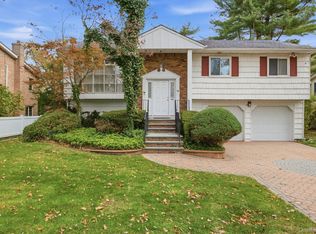 18 Dunhill Road, Manhasset Hills, NY 11040