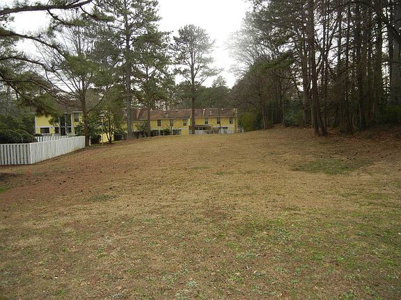 3rd image of 652 Powers Ferry Rd
