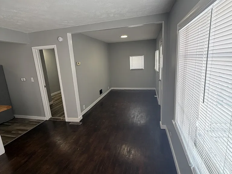 1435 E 4th St — Photo 11