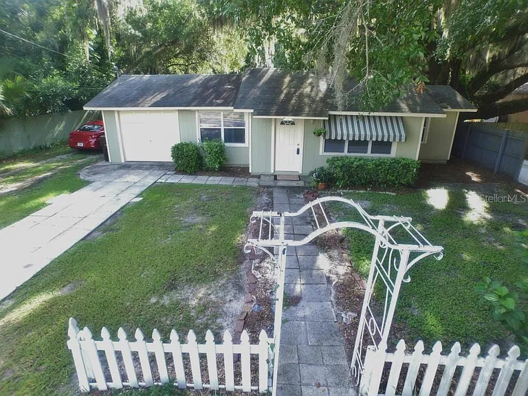 815 Bay St — Photo 1