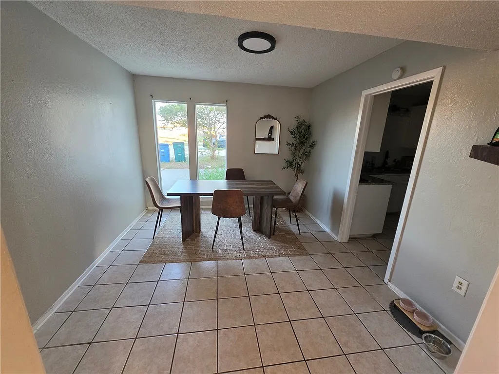 3 bed, 2.0 bath, 1971 sqft, $2,000 — Photo 3