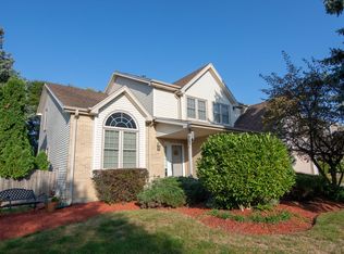 1085 Cedar Creek Dr, Lake Zurich, IL 60047