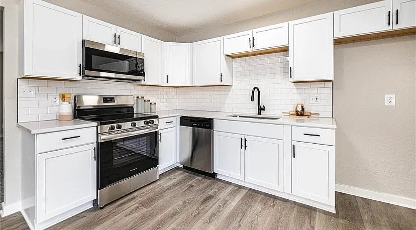 3 bed, 1073 sqft, $1,900 — Photo 1