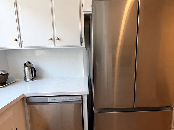 4th image of 5429 Newcastle Ave APT 203