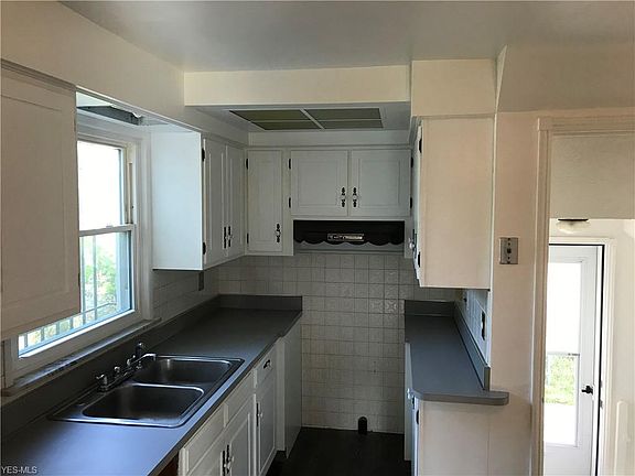 4th image of 20631 Tracy Ave