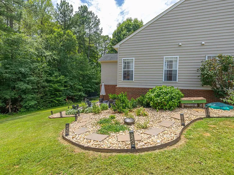 137 Whispering Woods Pl — Photo 5