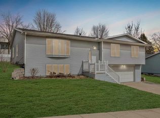 24 Denbigh Dr, Iowa City, IA 52246