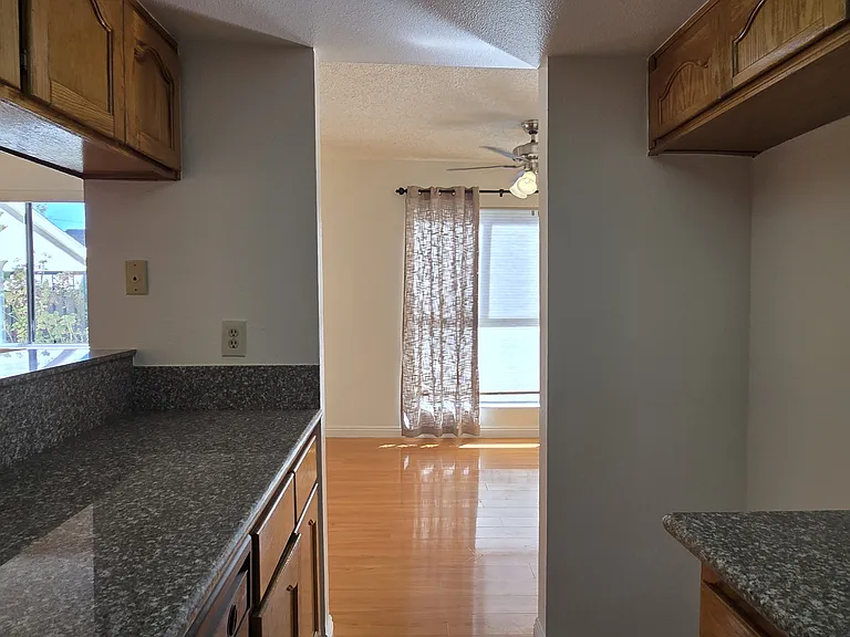 1049 Linden Ave #7 — Photo 9