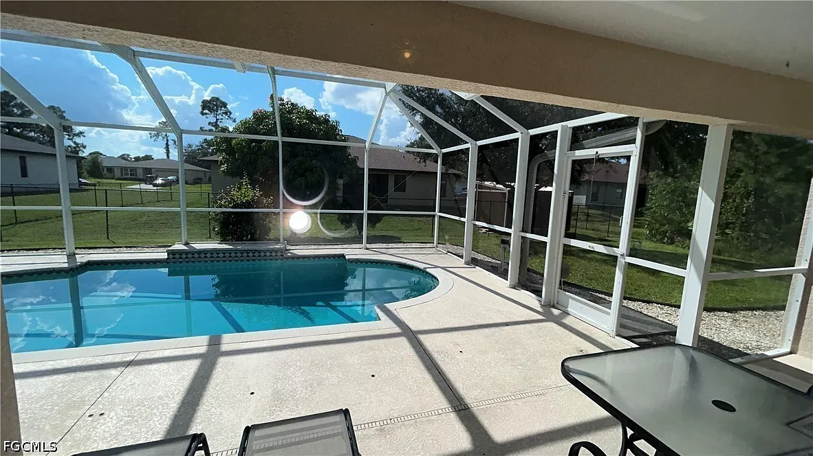 3 bed, 2.0 bath, 2007 sqft, $2,400 — Photo 4