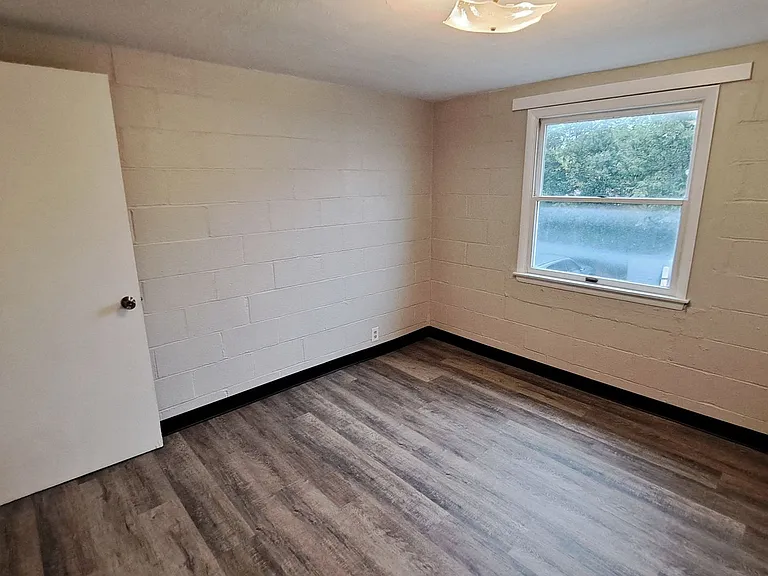 240 W High St — Photo 14