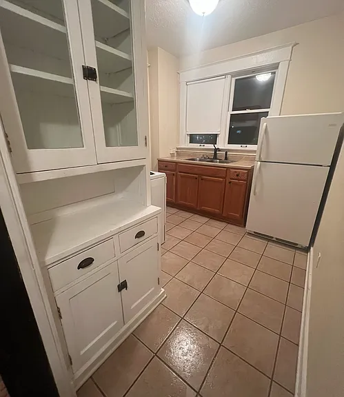 325 W Charles St — Photo 1