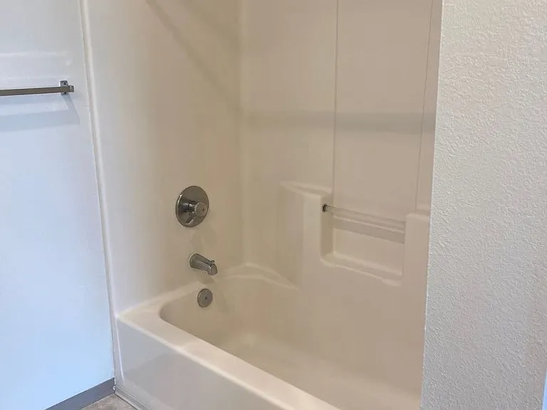 Sunrise Pointe Apartments — Photo 21
