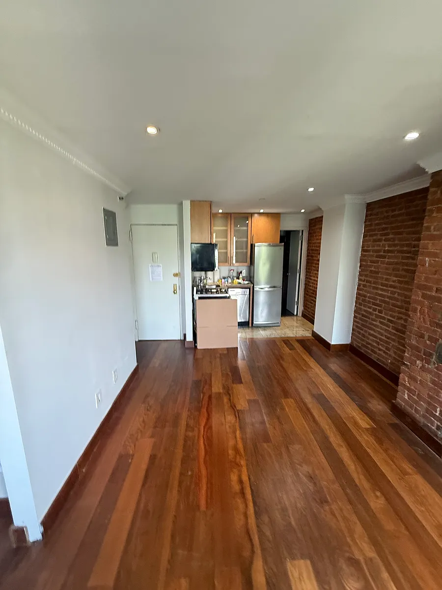 Building Photo - 515 E 5th St #4B