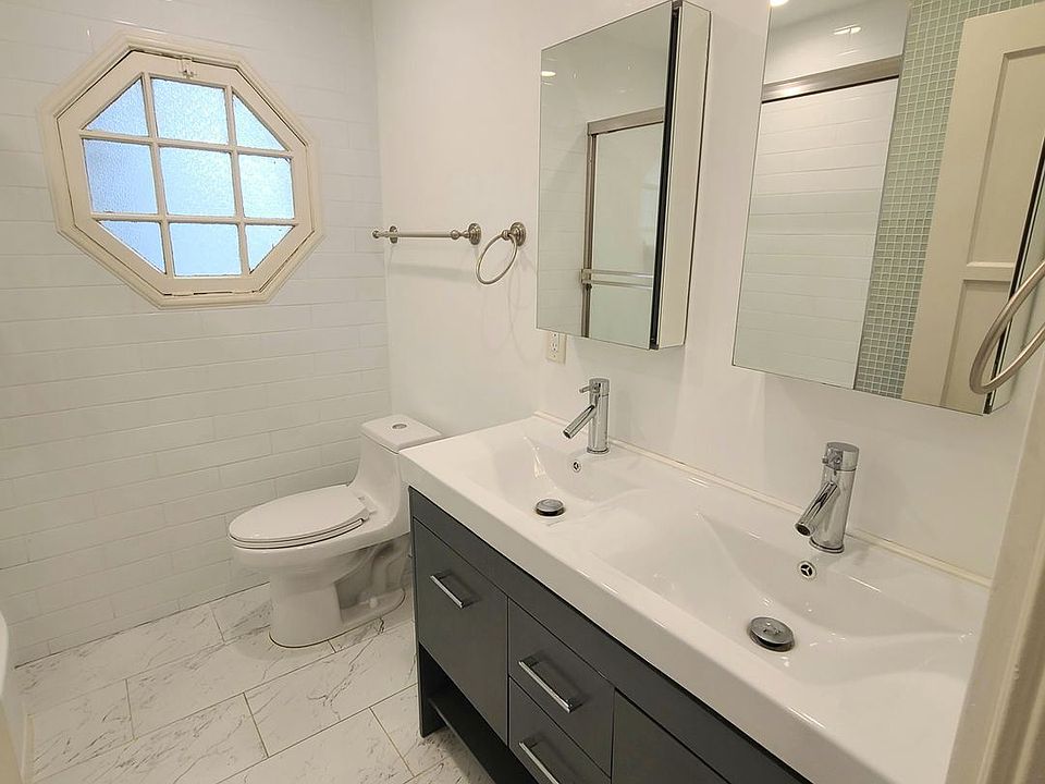 1st image of 13010 Moorpark St #13018