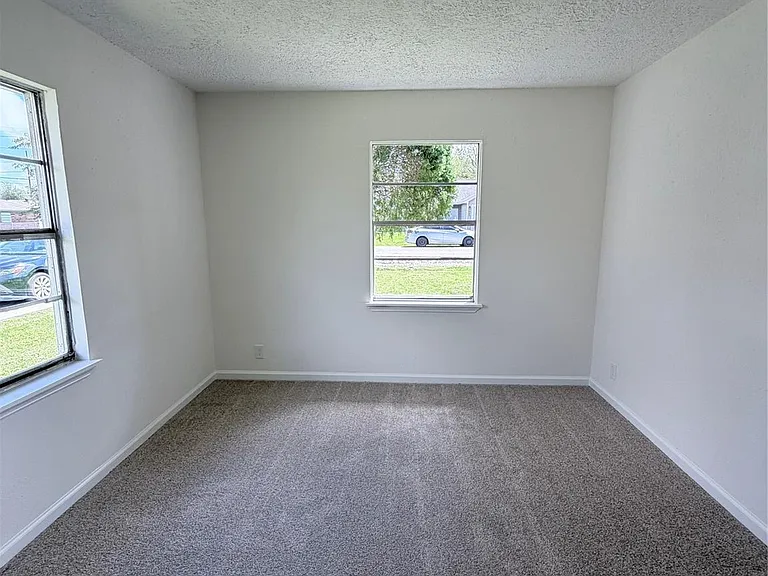 404 Elaine St — Photo 11