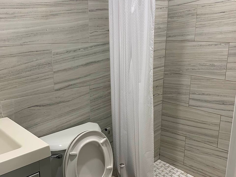 2nd image of 1692 Linden St #1A