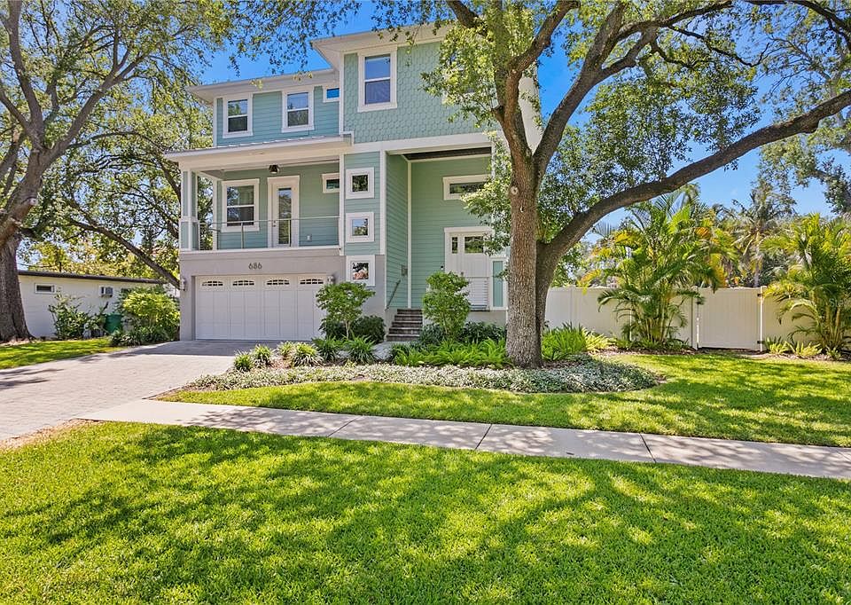 1st image of 686 Geneva Pl
