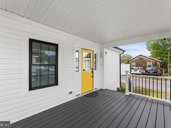 3rd image of 33948 Cornflower Ln