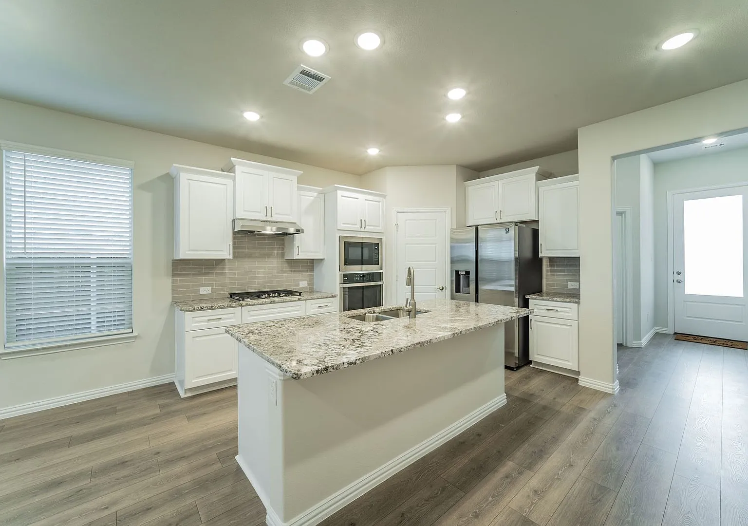 Price reduction and Ready for quick move-in! — Photo 1