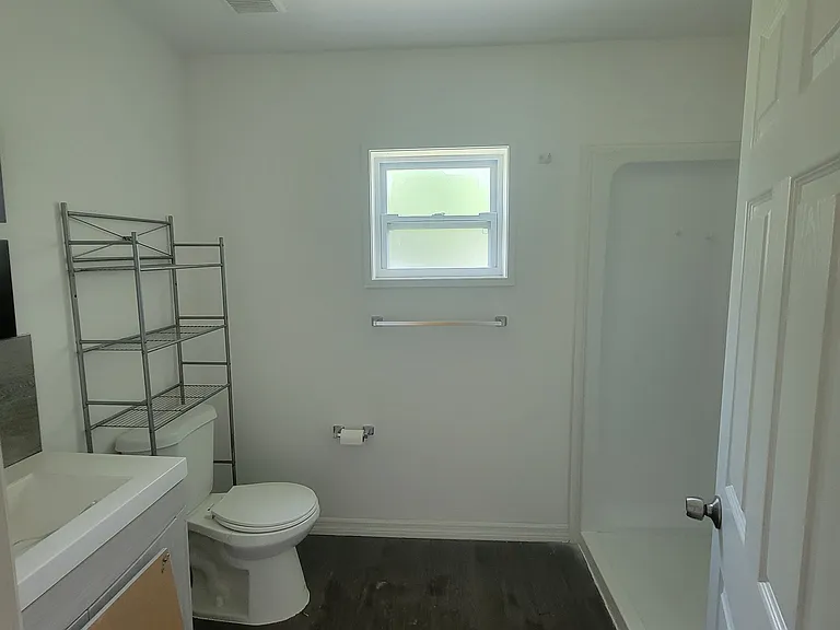 832 White Ln #4 — Photo 2