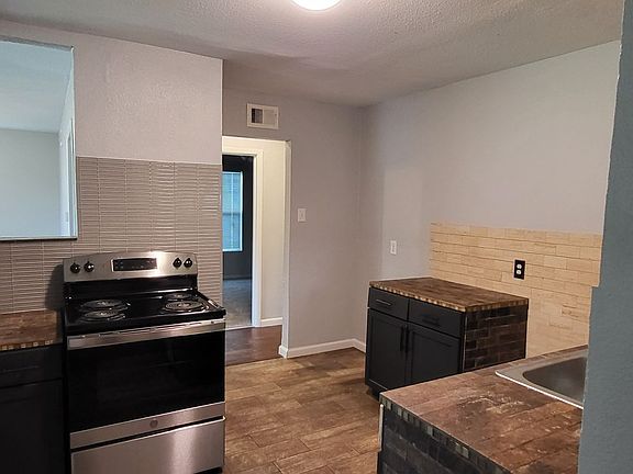4th image of 3214 Dahlia Dr