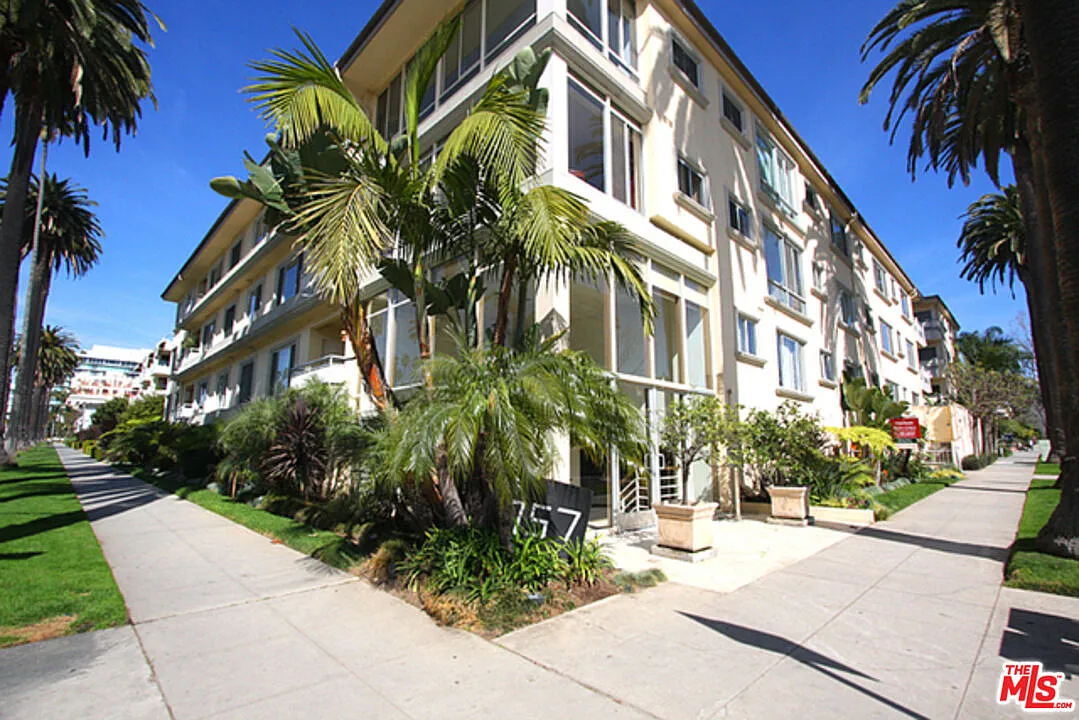 1 bed, 1.0 bath, 726 sqft, $4,200 — Photo 1