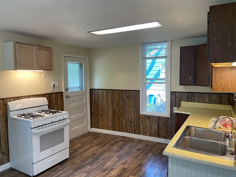 182 E 6th St #2 — Photo 3