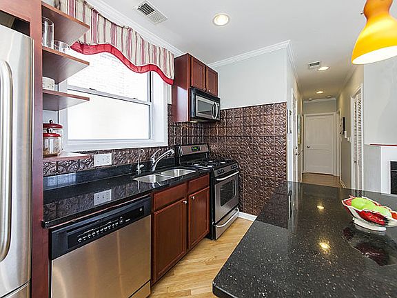3rd image of 2055 W Summerdale Ave APT 3