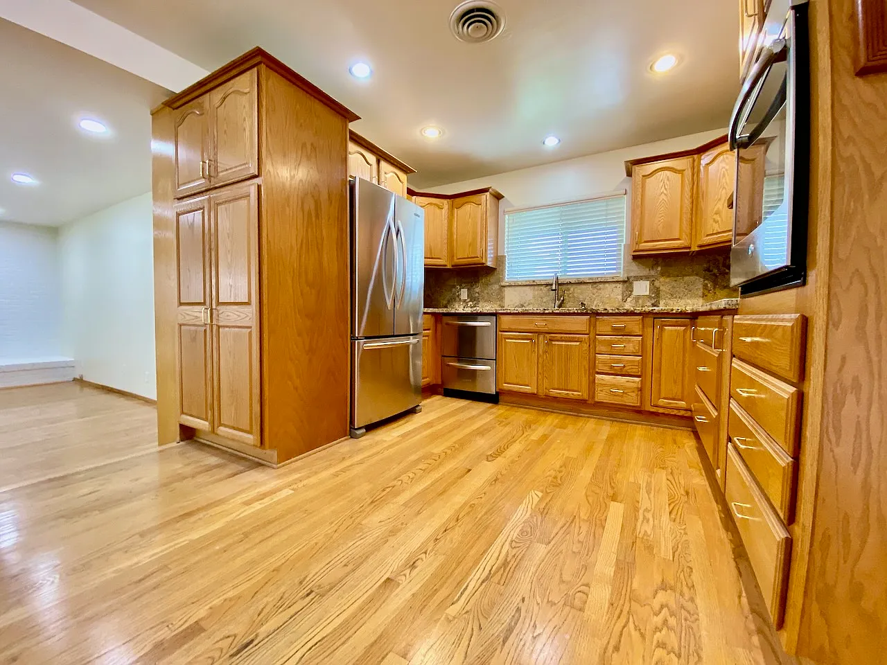 3 bed, 1280 sqft, $4,860 — Photo 4