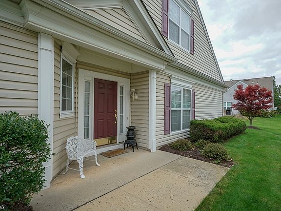 3rd image of 417 Breakers Ln