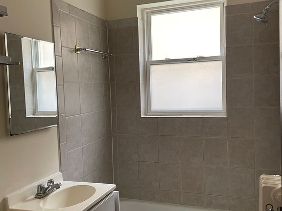 4th image of 2627 W Farragut Ave #1W