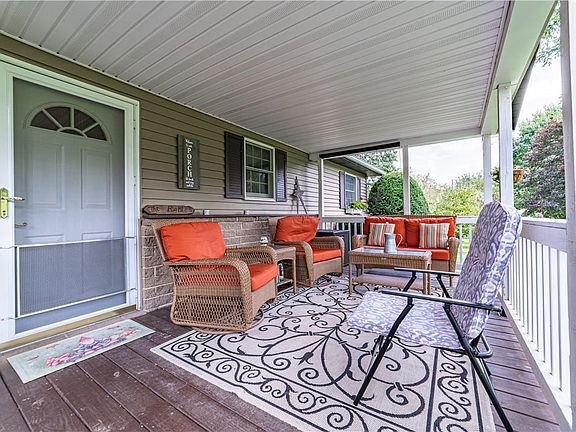 4th image of 125 Valley View Dr