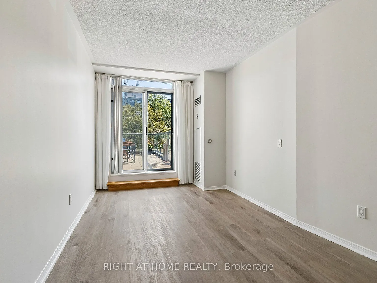 2 bed, $2,400 — Photo 4