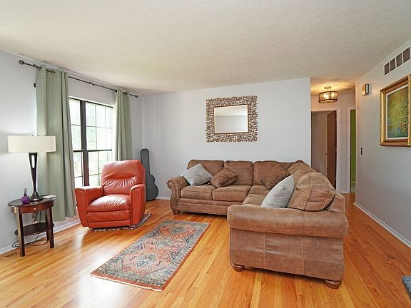 4th image of 8561 Winthrop Cir