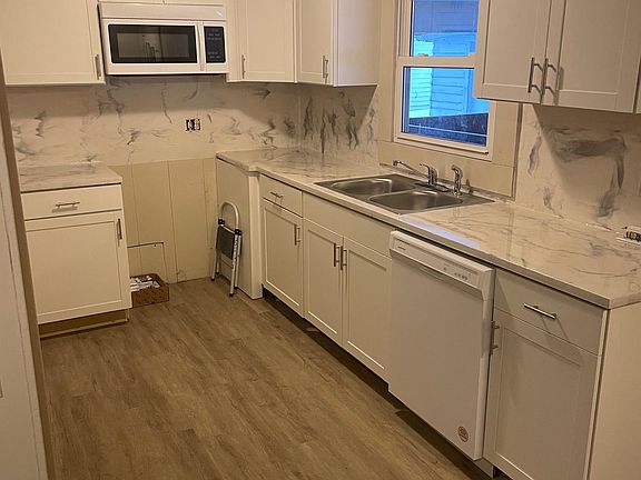4th image of 610 Brentwood Ave NE
