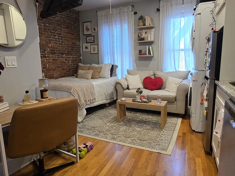 470 E 4th St #6 — Photo 3
