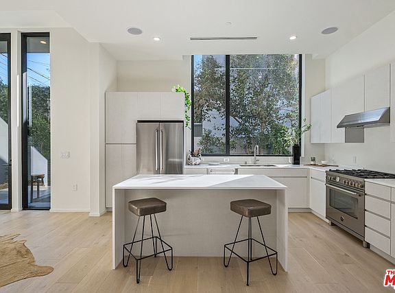 5th image of 4118 Wade St