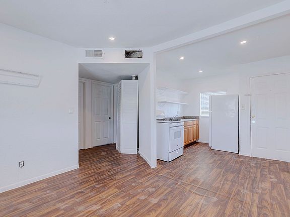 4th image of 401 E Merlayne Dr APT 1A