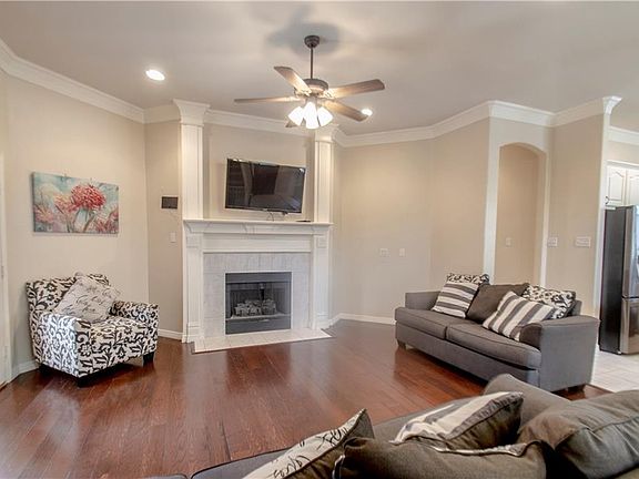 3rd image of 2437 Bedford Cir