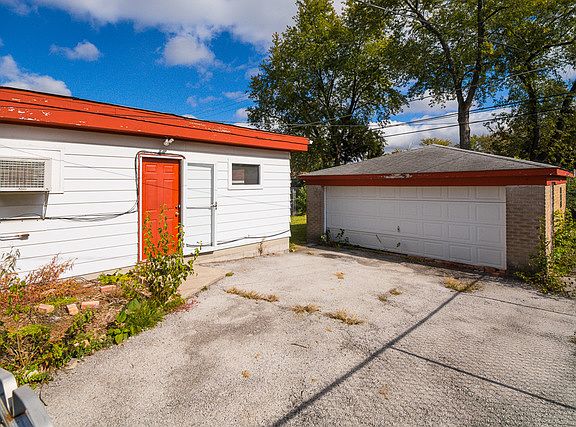 5th image of 1373 Greenbay Ave