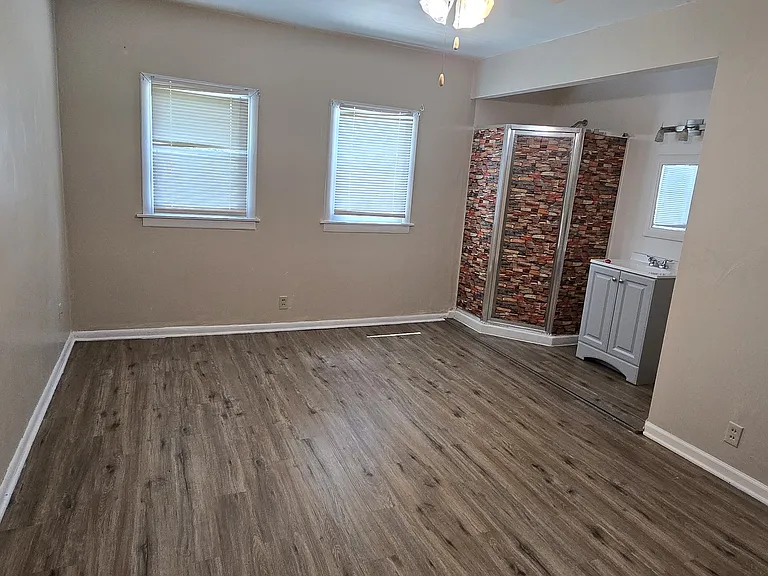 2811 NE Russell Rd — Photo 4