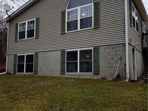 4th image of 8 Crestwood Trl