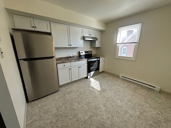 2nd image of 815 W 2nd St #2