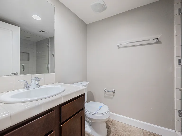 563 W 6th St — Photo 12