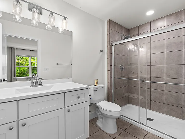 435 Hiscock St — Photo 32