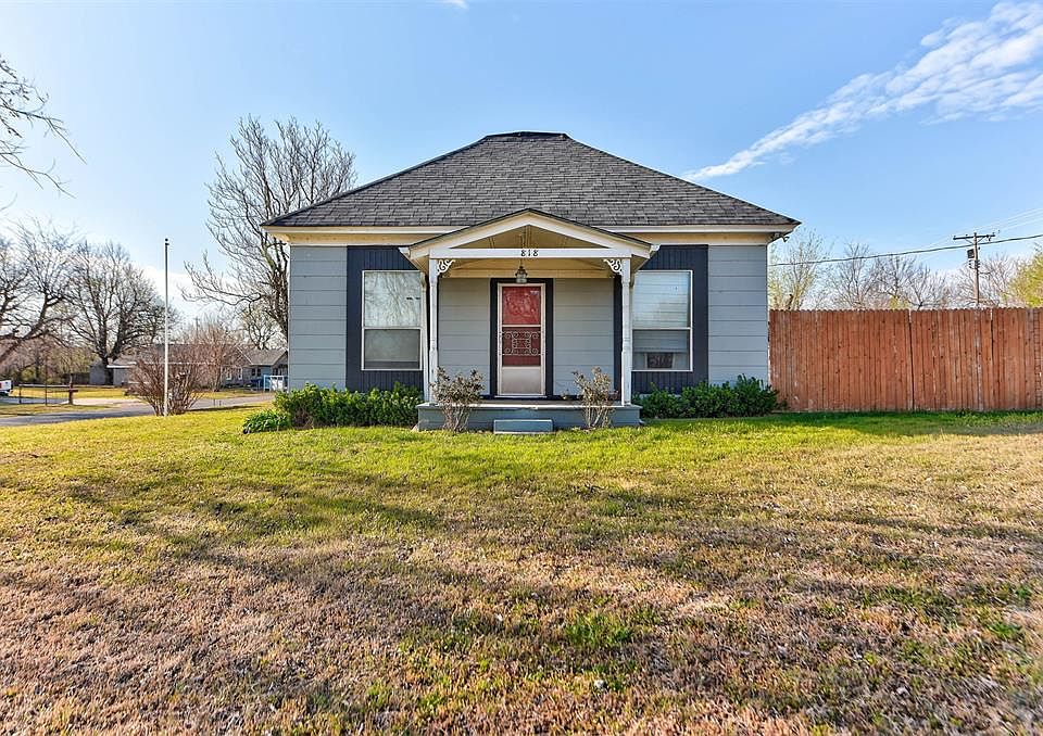 1st image of 818 E Watts St