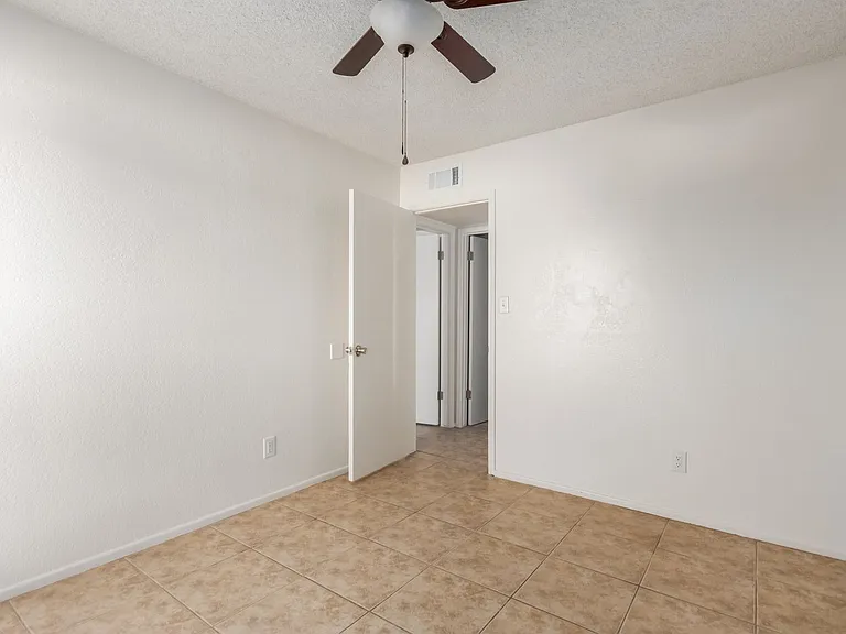 615 N Arrowhead Dr — Photo 22